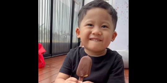 6 Potret Lucu Aksa Anak Raditya Dika Dipanggil 'Profesor', Tingkahnya Gemesin Banget!