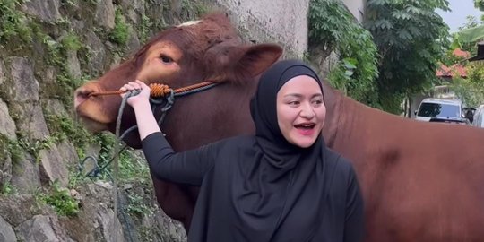 Potret Nathalie Holscher Berburu Sapi Kurban Seberat 1 Ton, Begini Hasilnya