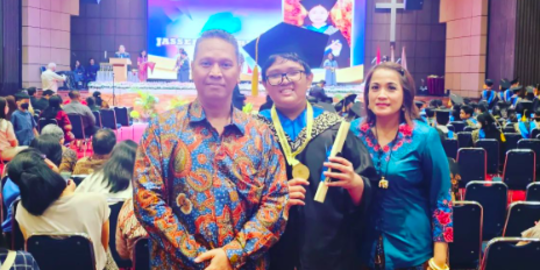 Momen Bahagia Kombes Bhirawa, Sang Anak Wisuda Raih Penghargaan dari Sekolah