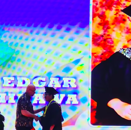 momen bahagia kombes bhirawa sang anak wisuda raih penghargaan dari sekolah