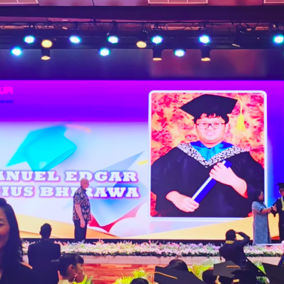 momen bahagia kombes bhirawa sang anak wisuda raih penghargaan dari sekolah