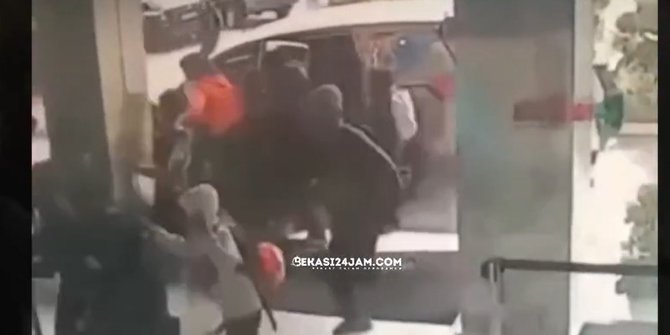 VIDEO: Emak-Emak Korban Tawuran Pelajar di Cikarang, Baru Keluar RS & Terinjak-injak