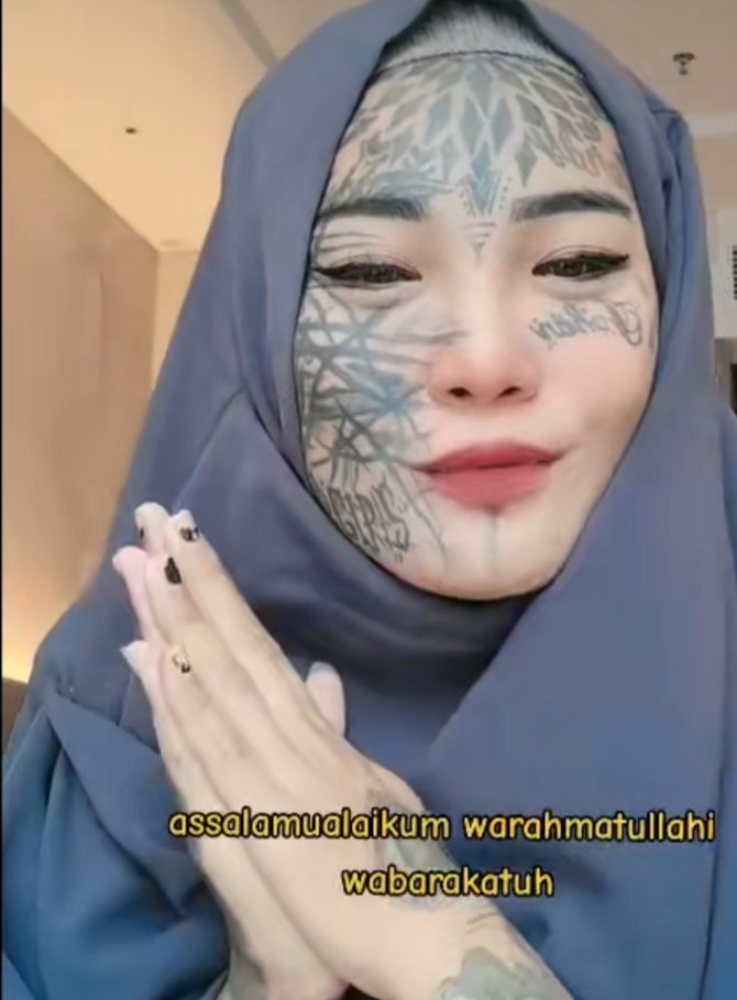 5 potret terbaru mondy tatto anak punk yang tato wajah amp mata kini berhijab