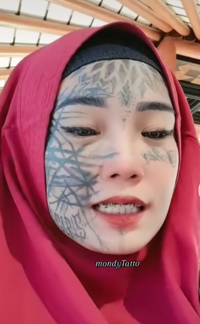 5 potret terbaru mondy tatto anak punk yang tato wajah amp mata kini berhijab