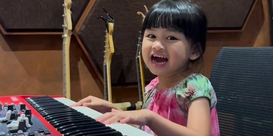 Kocak! Begini Tingkah Menggemaskan Zunaira Anak Syahnaz saat Main Piano