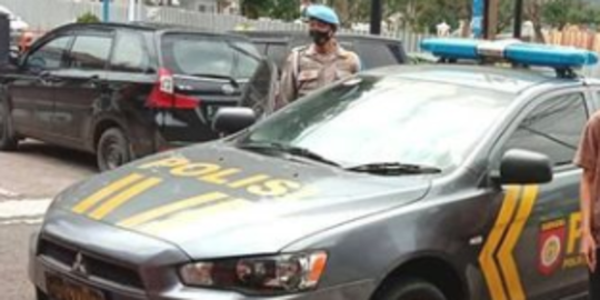 Bule Mengaku dari Amerika Berbuat Nekat di Bali, Pukuli Mobil Polisi