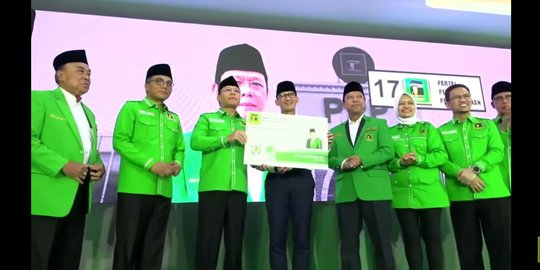 Momen Mardiono Beri KTA dan Menyematkan Jaket PPP ke Sandiaga Uno