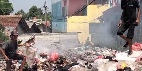 Penampakan Sampah Setinggi Rumah 2 Lantai di Bojonggede Bogor