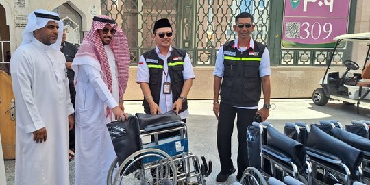 Pengurus Masjid Nabawi Serahkan Bantuan 15 Kursi Roda untuk Jemaah Haji Indonesia