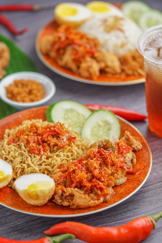 ilustrasi mi goreng ayam geprek