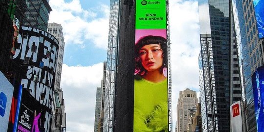 Keren! Potret Rinni Wulandari Terpampang di New York Times Square