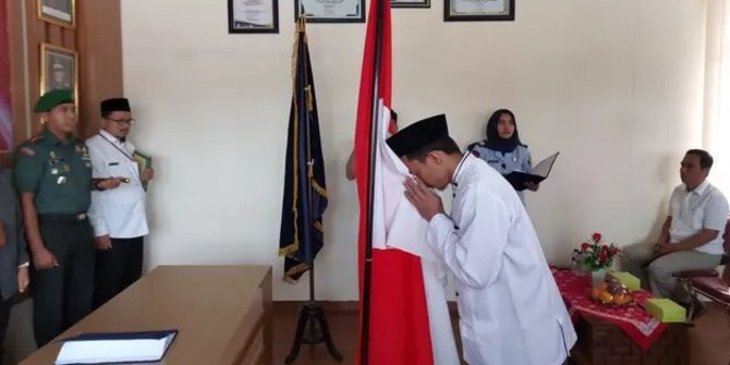 Bikin Haru! Begini Momen Napi Teroris Lapas Ngawi Cium Bendera Merah Putih