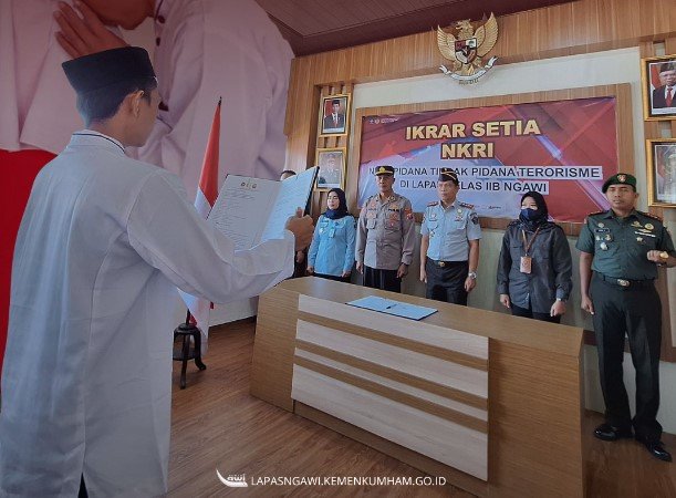 momen haru napiter lapas ngawi cium bendera merah putih