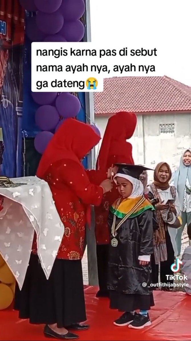 bikin ikut sedih begini momen anak tk tahan tangis saat wisuda tanpa orang tua