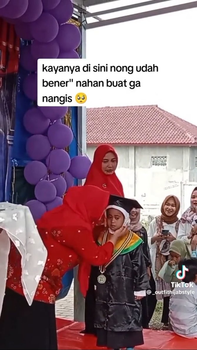 bikin ikut sedih begini momen anak tk tahan tangis saat wisuda tanpa orang tua