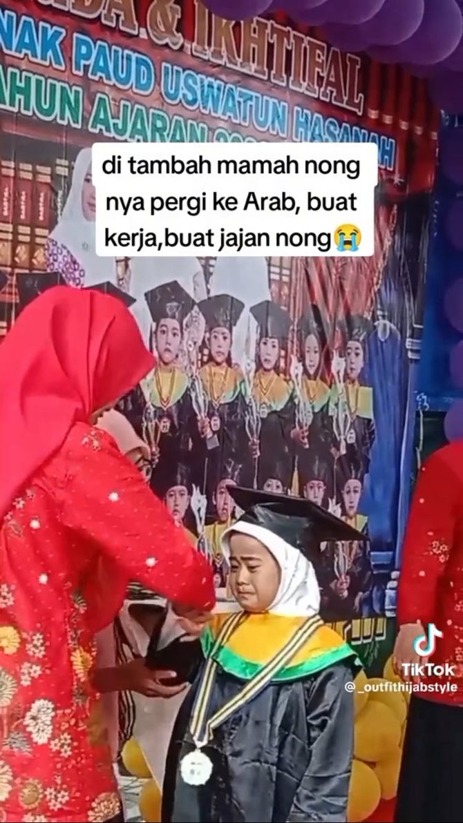 bikin ikut sedih begini momen anak tk tahan tangis saat wisuda tanpa orang tua