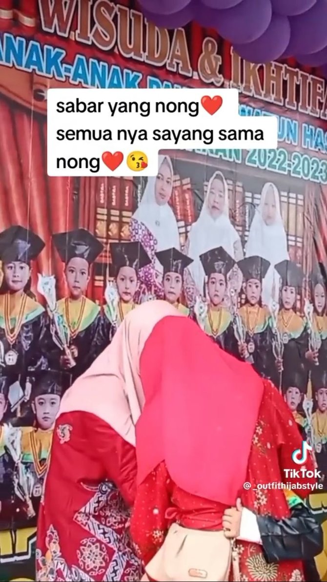 bikin ikut sedih begini momen anak tk tahan tangis saat wisuda tanpa orang tua