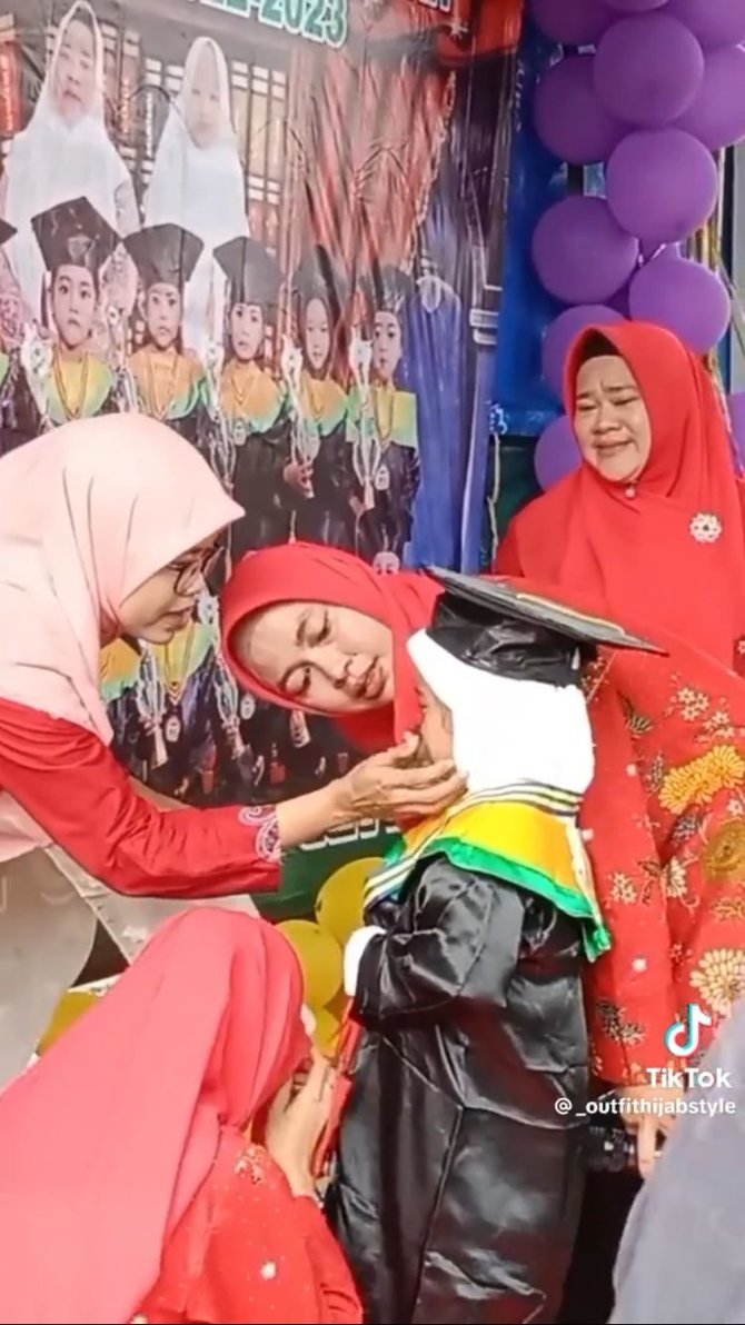 bikin ikut sedih begini momen anak tk tahan tangis saat wisuda tanpa orang tua