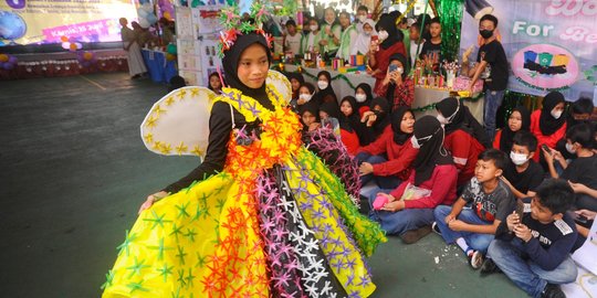 Kreativitas Murid SDN di Depok Fashion Show dengan Kostum Limbah Plastik