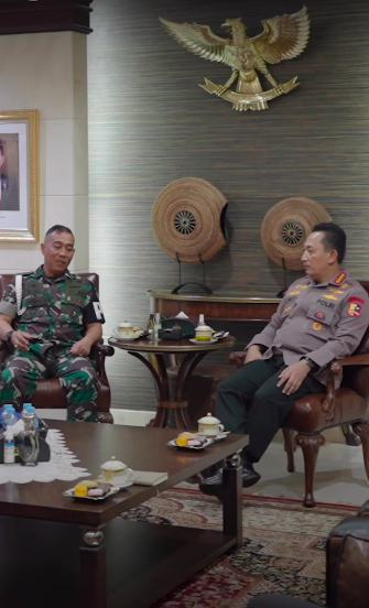 kapolri didatangi polisinya tni ad para jenderal loreng amp cokelat mendampingi