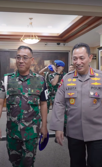 kapolri didatangi polisinya tni ad para jenderal loreng amp cokelat mendampingi