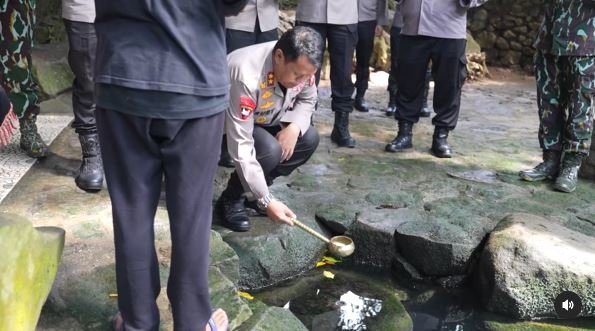 jenderal bintang 2 amp 1 polri ambil air suci di batu quran