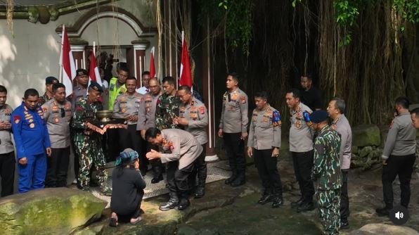 jenderal bintang 2 amp 1 polri ambil air suci di batu quran