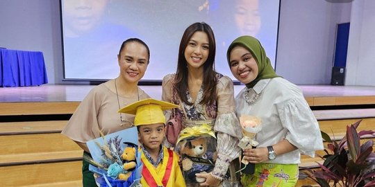 4 Potret Alisia Rininta 'Takdir Cinta yang Kupilih' Antar Anak Wisuda, Bangga