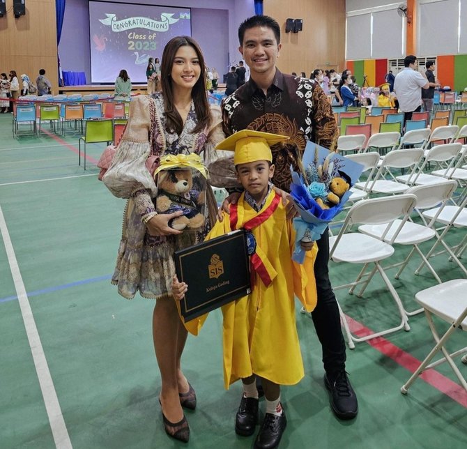 4 potret alisia rininta 039takdir cinta yang kupilih039 antar anak wisuda bangga