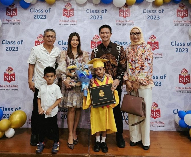 4 potret alisia rininta 039takdir cinta yang kupilih039 antar anak wisuda bangga