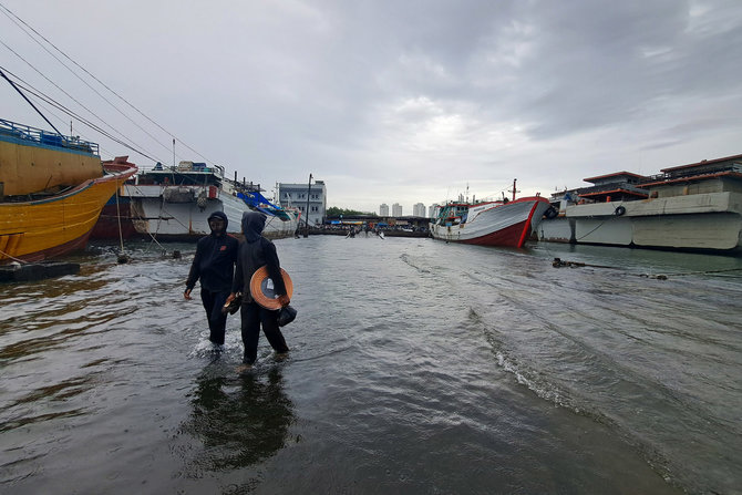 banjir rob rendam pelabuhan muara baru