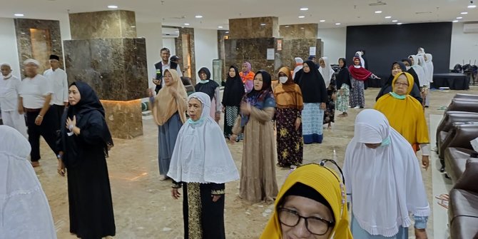 Jaga Kesehatan Jelang Wukuf, Jemaah Haji Lansia Diajak Senam di Hotel
