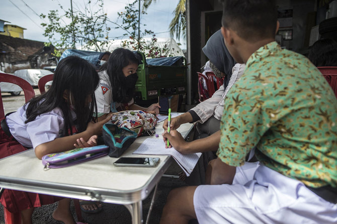 pelajar surabaya sekolah online di bank sampah demi wifi gratis