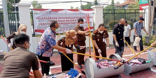 Jaksa Potong-Potong Senjata Api, Blender Narkoba dan Bakar Uang Palsu di Gresik