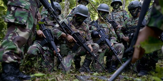 Pasukan TNI Gerebek Sarang Perampok, Temukan Banyak Wanita Cantik Ditawan
