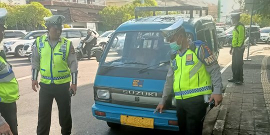 Terungkap, Bule AS yang Viral Jadi Sopir Angkot Ternyata Manajer Perusahaan di Bali