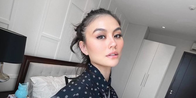 Agnez Mo Tiba-Tiba Unggah Foto Hitam Gelap, Penuh Tanda Tanya