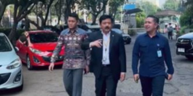 Menteri Eks Panglima TNI Jalan Kaki dari Kantor ke Acara, Netizen Salfok ke Lagu