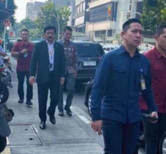 momen menteri eks panglima tni jalan kaki dari kantor ke acara