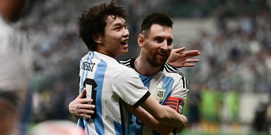 Momen Suporter Argentina di China Nekat Terobos Lapangan Demi Peluk Messi