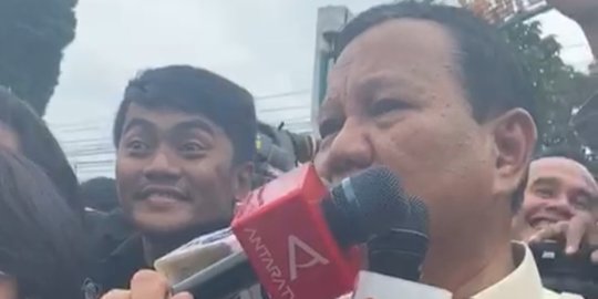 Momen Prabowo Bergaya Jadi Reporter Televisi