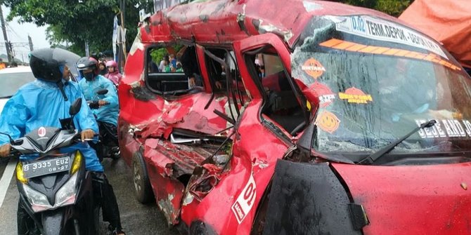 Pengakuan Sopir Angkot Terseret KRL di Depok: Mundur Nggak Bisa, Maju Nggak Bisa