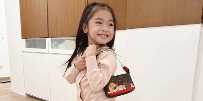 Cute! 6 Potret Cantik Alea Putri Raditya Dika, Sudah Jago Pose di Depan Kamera