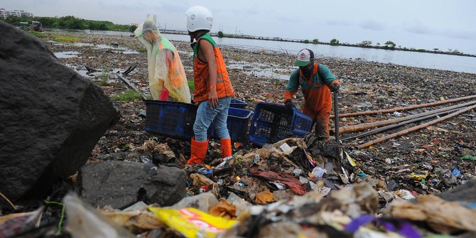 Perjuangan Petugas Angkut Berton-ton Sampah di Pesisir Utara Jakarta