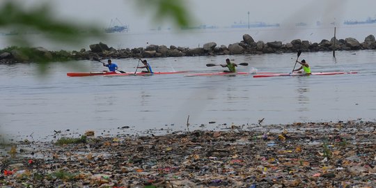 Potret Miris Atlet Dayung DKI Jakarta Latihan Dekat Lautan Sampah