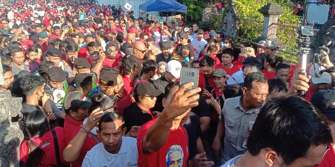 Potret Lautan Manusia di Fun Walk Bali, Berebut Swafoto Bareng Ganjar Pranowo