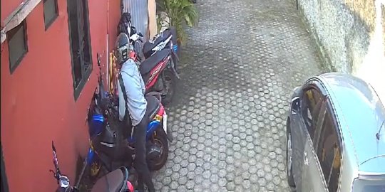 Terekam CCTV, Maling Berhasil Bawa Kabur Motor Milik Fahmi dalam Waktu 7 Menit