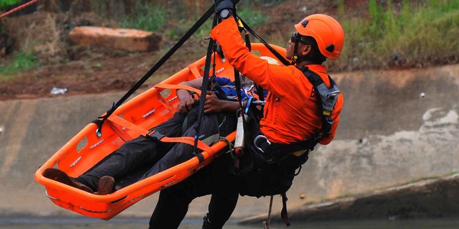 Aksi Tim Rescue DKI Jakarta Unjuk Kebolehan saat Gladi Resik Jakarta Tangguh 2023