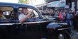 Momen Ganjar Naik Mobil Retro Bersejarah Milik Fatmawati Soekarno