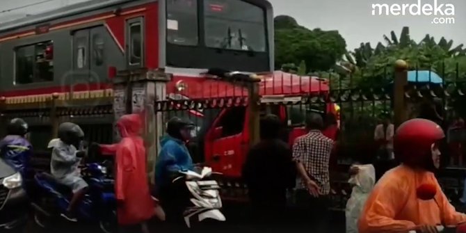 VIDEO: Pengakuan Sopir Angkot, Detik-Detik Jelang Tertabrak dan Terseret KRL di Depok